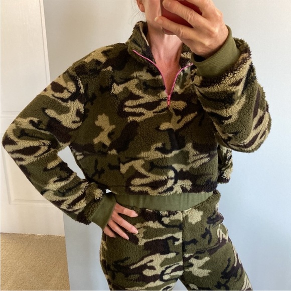 Camo Color 2 Piece Sherpa Set - Picture 5 of 12